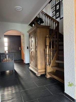 Eingang mit Treppenhaus