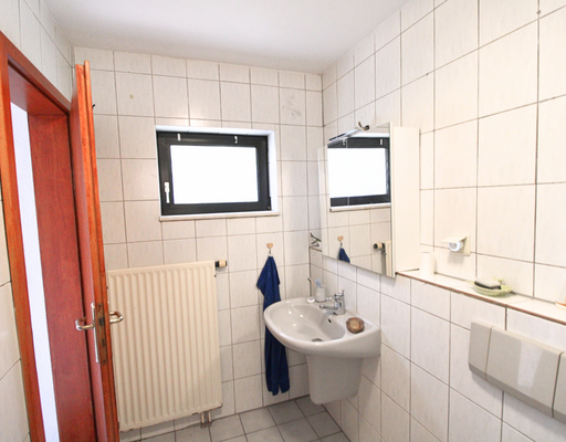 Badezimmer mit Fenster - Einliegerwohnung