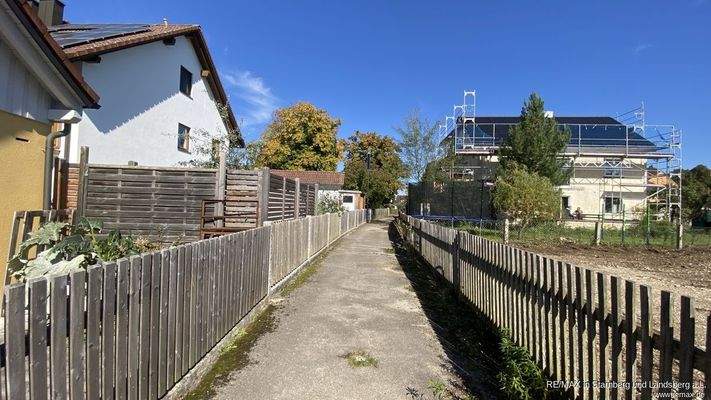 Fußweg auf der Westseite