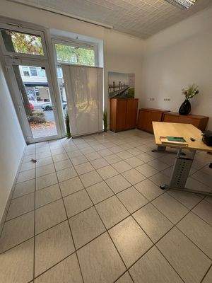 Helles Büro mit Möbeln