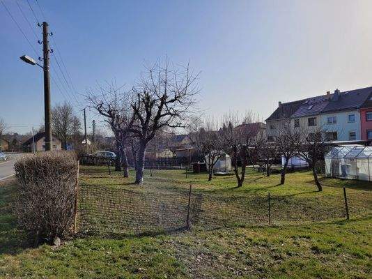 Die Grundstücke vor der kleinen Reihenhaussiedlung
