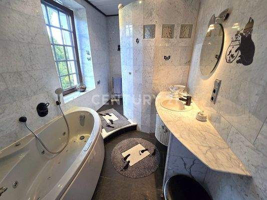 Einzigartiges Marmor Badezimmer mit Whirlpool und Dusche