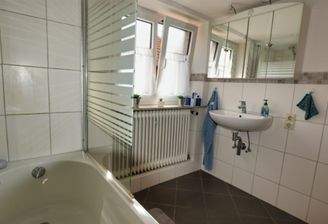 Tageslichtbad mit Wanne Hauptwohnung