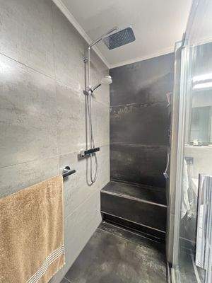 bodentiefe Regendusche