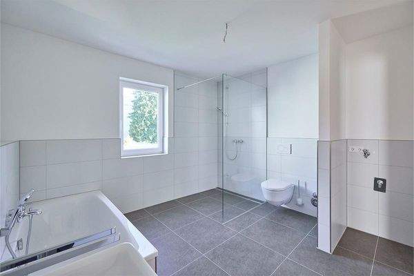 Badezimmer mit Dusche und Wan.