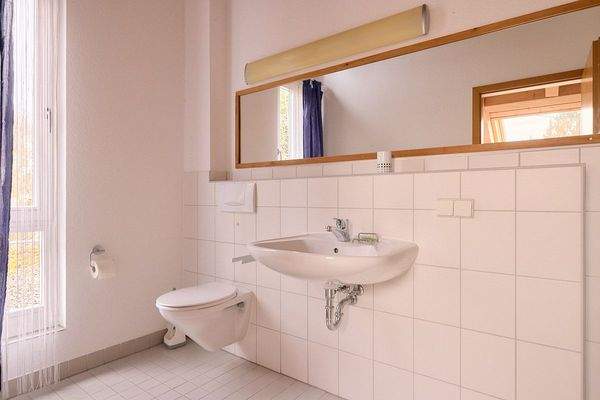 Blick in das separate Bad mit Zugang über das Gäste-/ Kinderzimmer