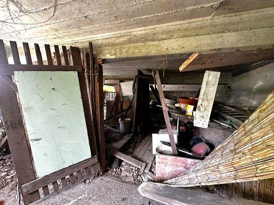 Lagerfläche unterhalb der Garage