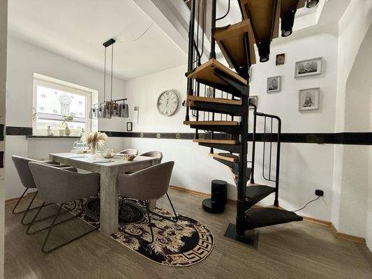 Esszimmer im Obergeschoss mit Wendeltreppe