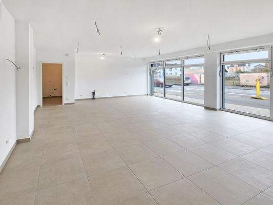 Ladenfläche mit bodentiefen Fenstern