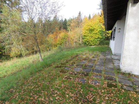 gepflasterte Südterrasse 