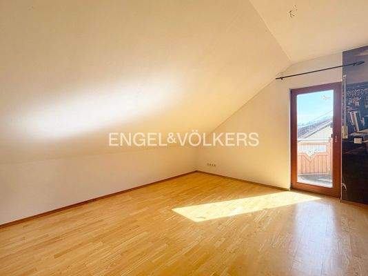 Zimmer mit Zugang zum Balkon Dachgeschoss