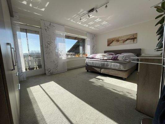 Schlafzimmer mit Balkonzugang