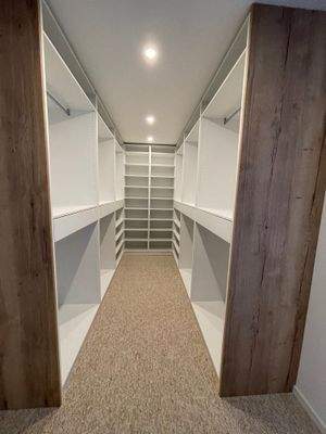 Luxuriöser Begehschrank mit intelligenter Raumaufteilung