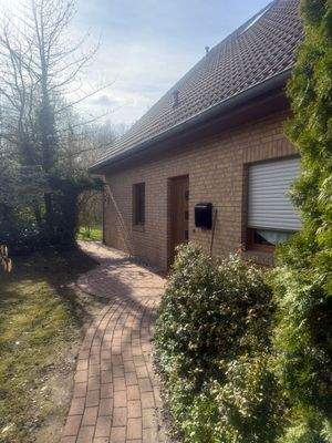 seitlicher Vorgarten, Eingnag zum Wohnbereich