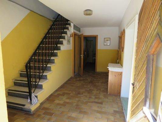 Flur mit Treppenaufgang ins OG