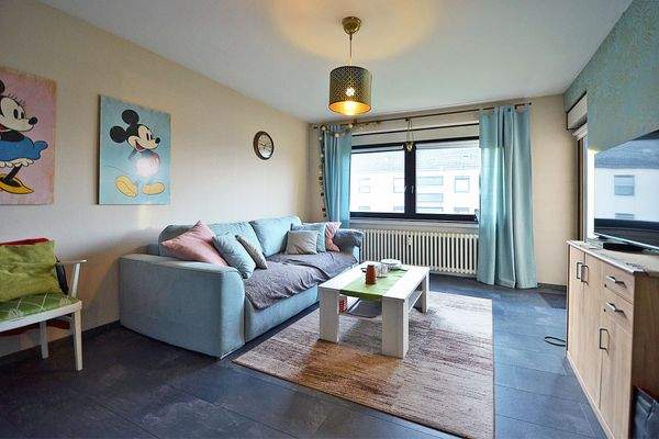 Wohnbereich mit Zugang zur Loggia