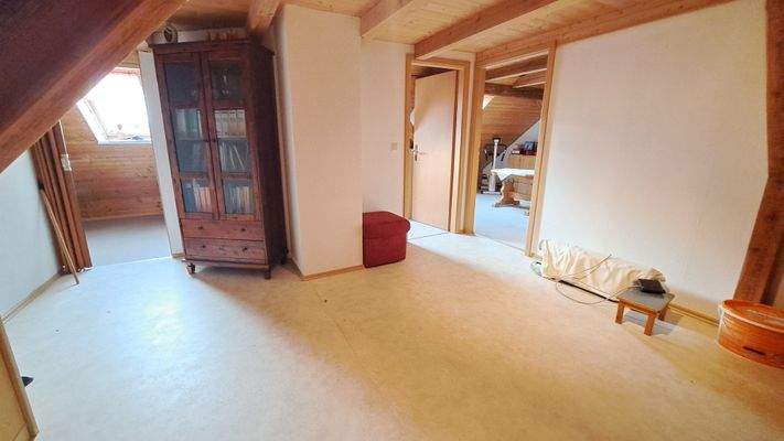 DG - Der große Lagerboden mit Zugang Arbeitszimmer.jpg