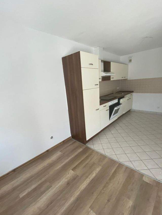 Sehr schön gelegene 1,5 Zimmer Wohnung mit großem Balkon und Einbauküche Zwickau zu vermieten - Photo 2