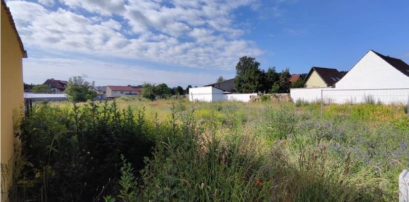 Grundstück Straßenseite von links