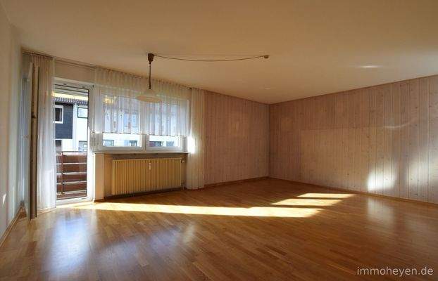 Wohnzimmer mit Zugang zum Balkon