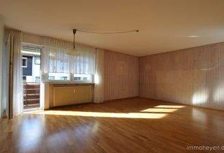 Wohnzimmer mit Zugang zum Balkon