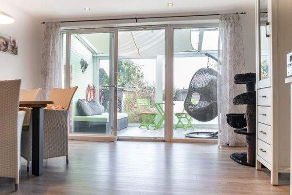 Blick vom Wohnzimmer in den Wintergarten