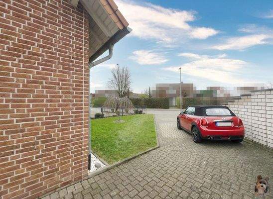 durch die Garage zum Vorplatz