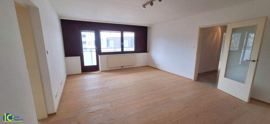 Wohnzimmer mit Balkonzugang