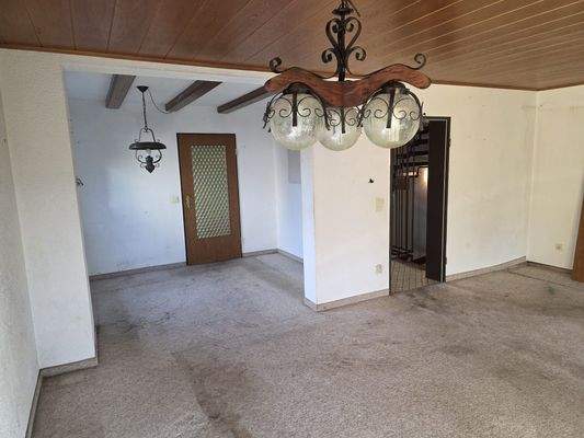 Esszimmer mit Blick in Richtung Küche und Flur
