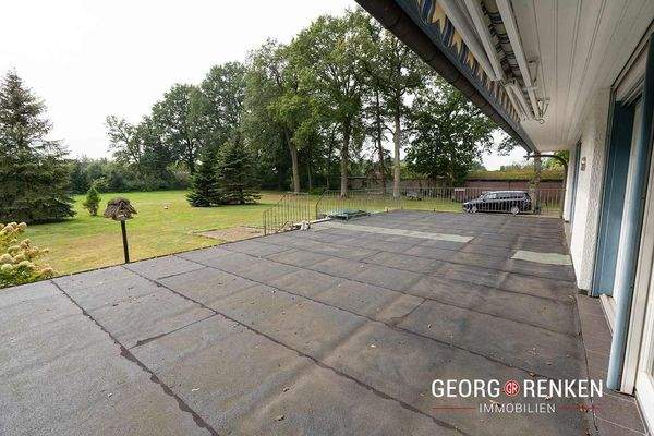 EFH Karlshöfen Blick von der Terrasse in d. Garten