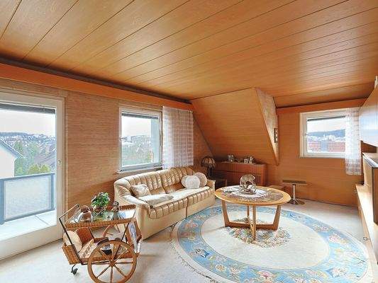 Geräumiges Wohnzimmer mit Balkonzugang und viel Licht