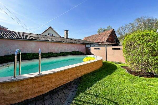 Pool im kleinen Garten