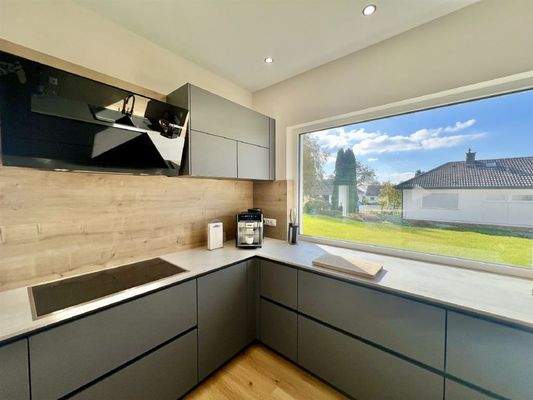 Moderne Einbauküche mit großem Panoramafenster in 