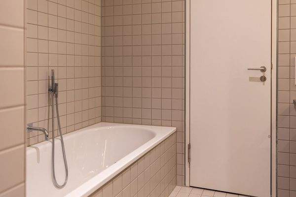 Mein Kinderbad - mit Dusche und Wanne.