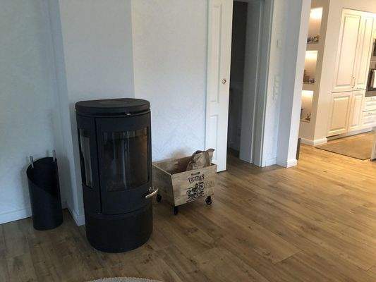 mit schönem Kaminofen