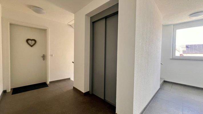 Treppenhaus mit Personenaufzug