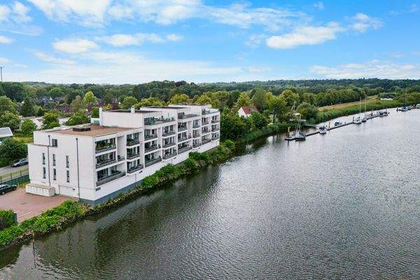 Drohnenansicht vom Wasser