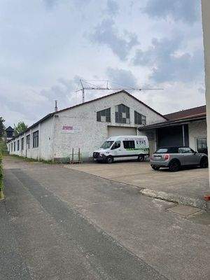 Außenansicht mit Rolltor