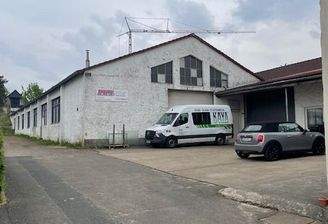 Außenansicht mit Rolltor