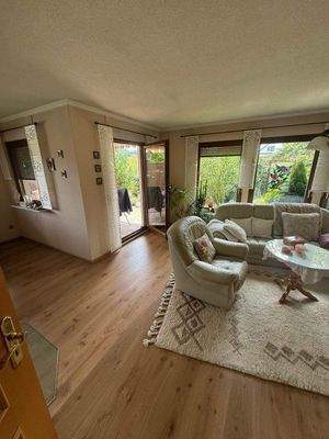 Wohnzimmer mit Zugang zur Terrasse