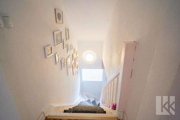 Eine helle Treppe führt in...