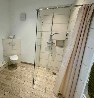 Badezimmer mit Dusche