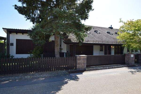 Außenansicht Pool/ Garage