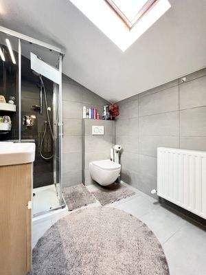 Helles Badezimmer im DG