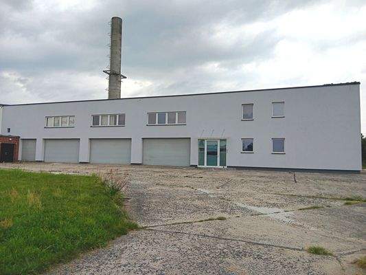 Hausansicht mit Toren