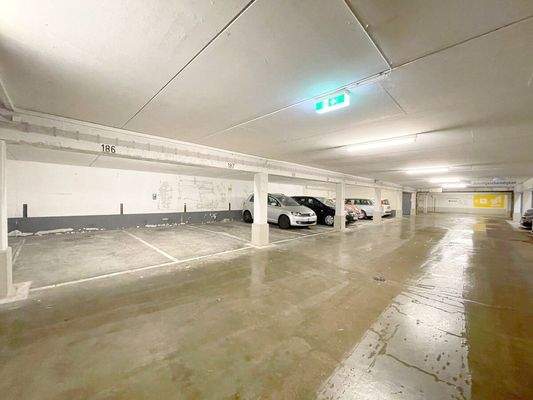 Weitere Ansicht der großen Tiefgaragenstellplätze