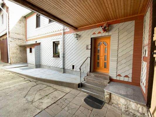 überdachte Hofeinfahrt mit Blick zur  Hauseingangstür