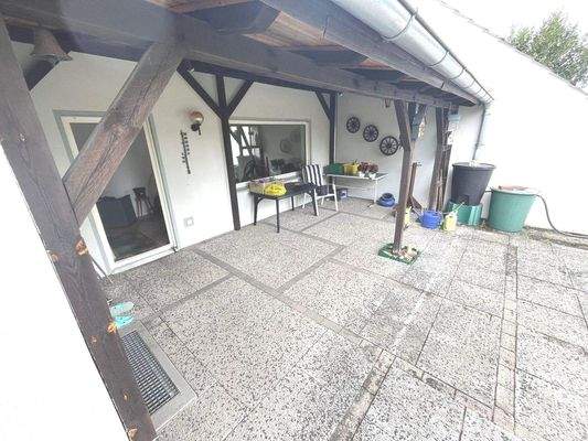 teilweise überdachte Terrasse