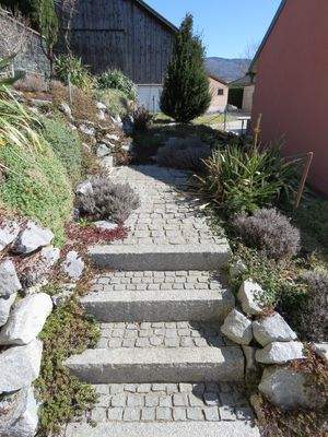 Steintreppe im Garten 