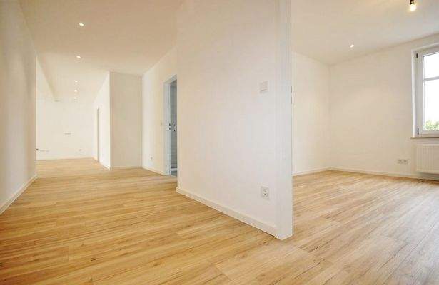 großzügiger Eingangsbereich/Diele